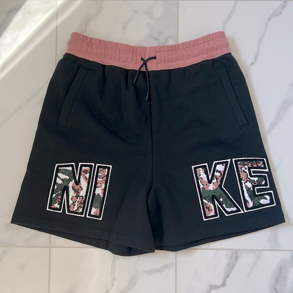 Nike Spell Out Fleece Black Pink Splatter Camo Oversized Shorts Women’s M